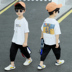 Trẻ em quần áo bé trai mùa hè bộ ngắn tay 2020 mới của Hàn Quốc phiên bản của lớn bé trai xe đẩy giải trí mùa hè hai mảnh bộ. 