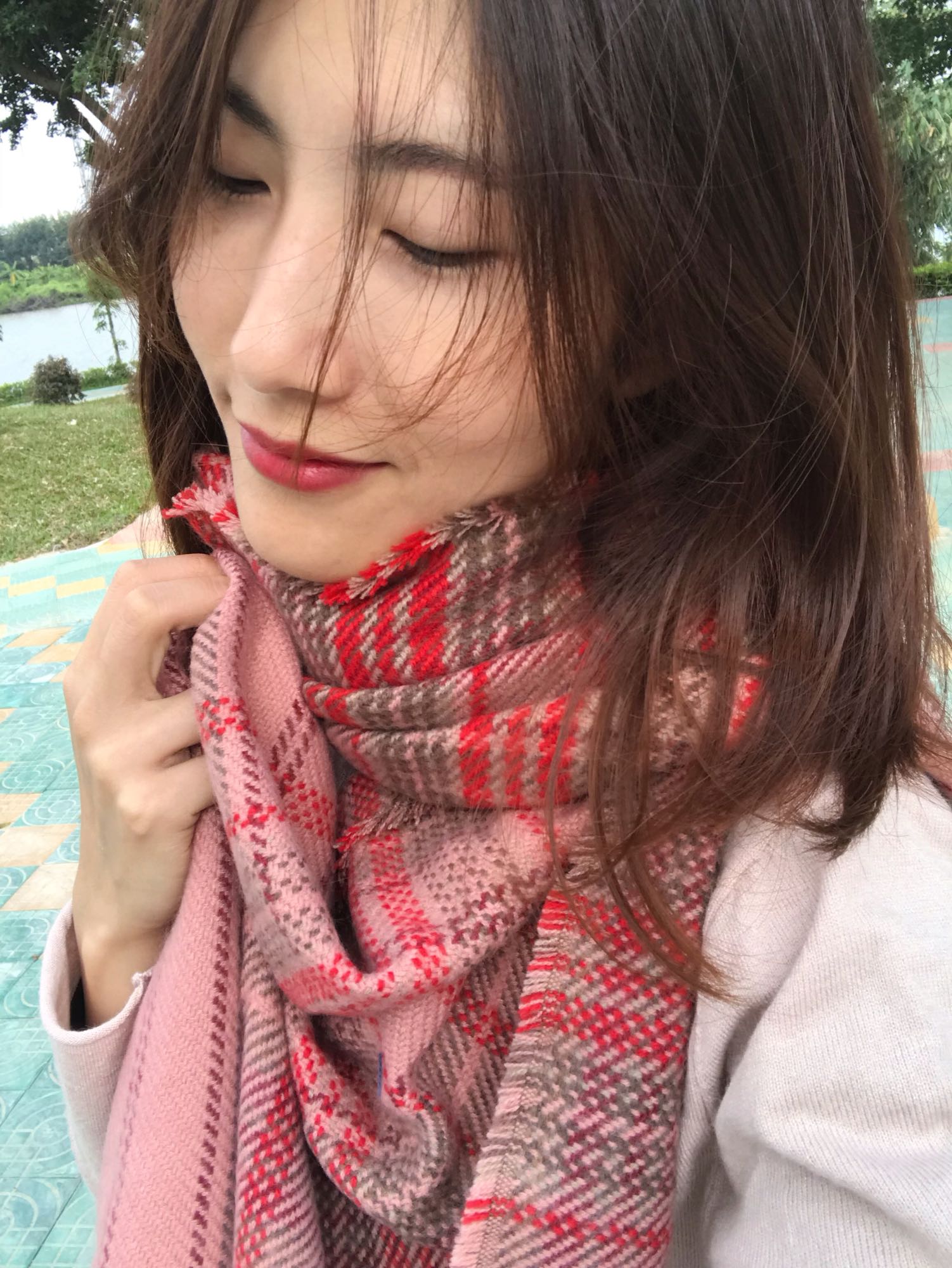 VC RUAN với cùng một chiếc khăn kẻ sọc cashmere giả khăn ống đi phượt