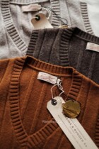 Remains English retro base IVY with imported Australian wool knit striped tricolor wool vest