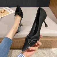 Профессиональные черные однотонные элегантные комфортные туфли на каблуке с острым носком, французский стиль, средний каблук, подходят для весны и осени