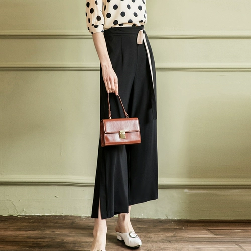 Черные штаны, свободный крой