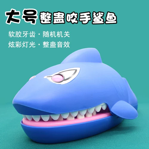 Игрушка, акула, крокодил, кусает палец, креативный трюк