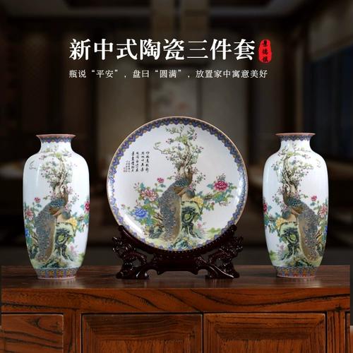 Керамические украшения с большой вазой.