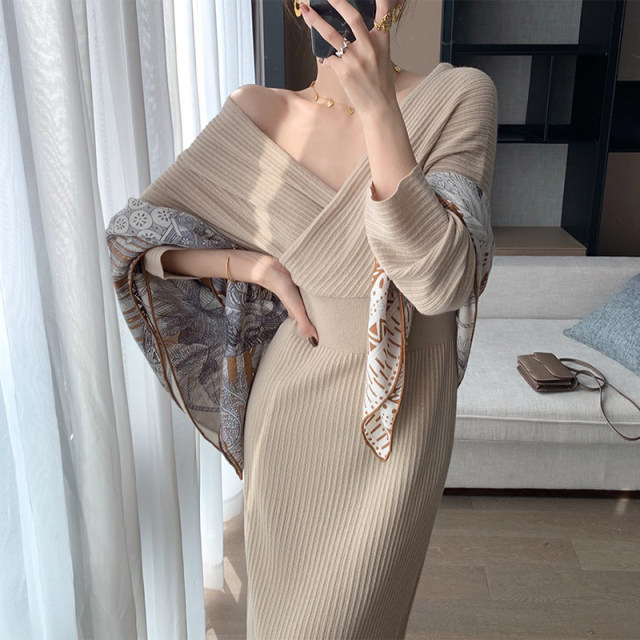 French retro high-end dress autumn and winter temperament goddess fan design niche gentle V-neck knitted long skirt