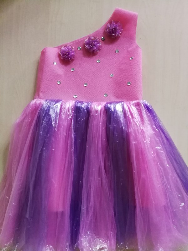 vật liệu hiệu suất quần áo chương trình thân thiện với môi trẻ em Quần áo làm bằng tay sáng tạo thời trang Catwalk trẻ em váy xanh váy công chúa.