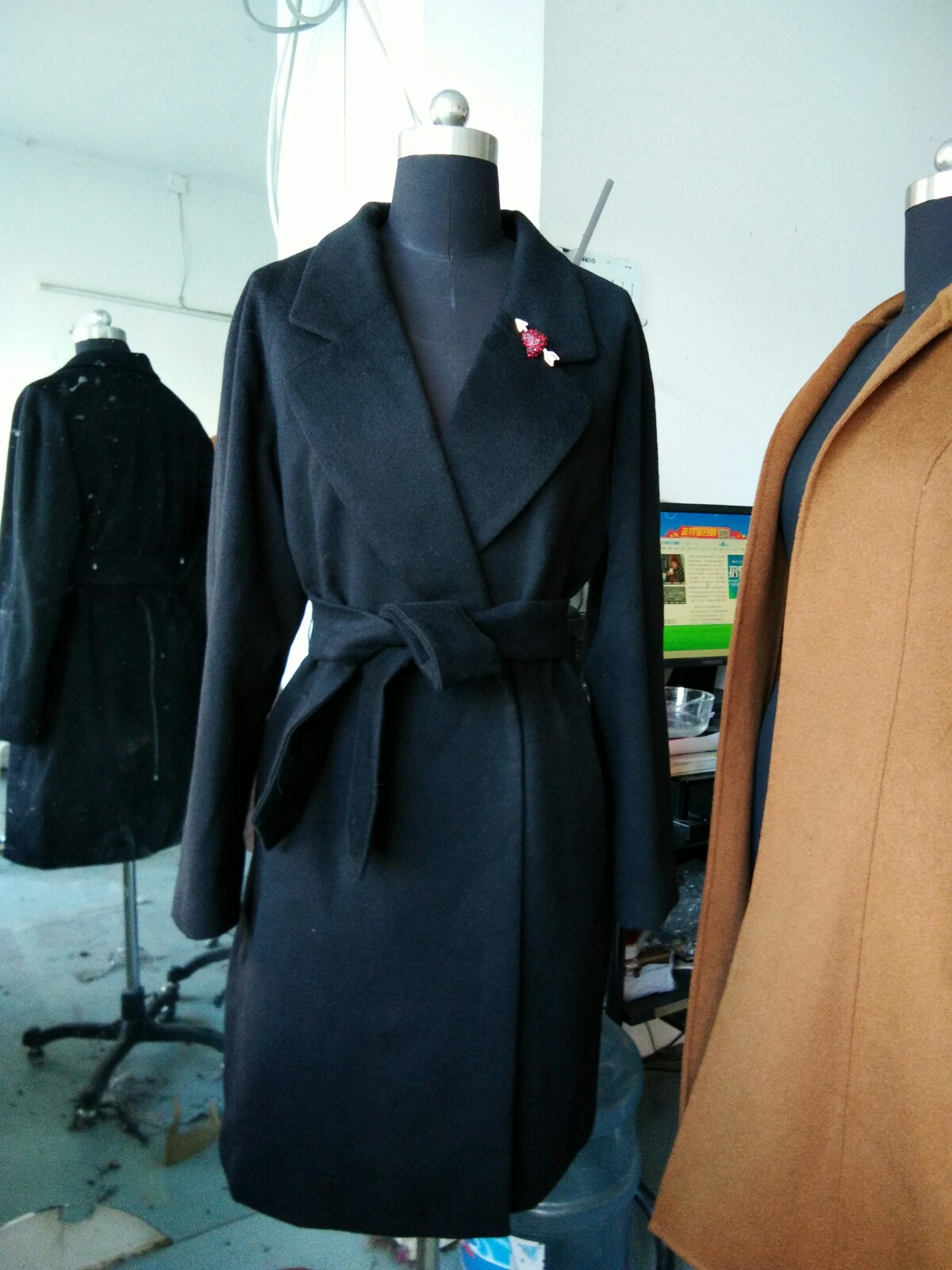 Clothing customised to feed machined double-sided cashmere dresses customised