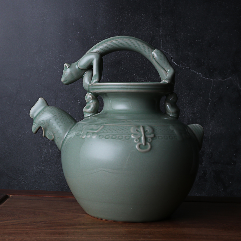 Shanglin Lake Yue Kiln celadon antique Western Jin Tiliang figure chicken head pot handicraft decoration Ningbo specialty secret color porcelain
