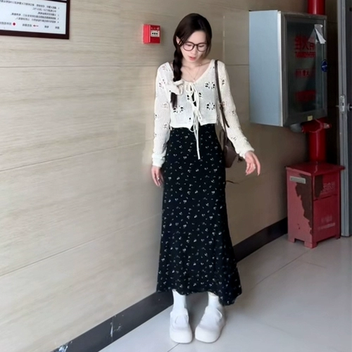 Черное летнее платье, длинная юбка, французский стиль, эффект подтяжки, с акцентом на бедрах