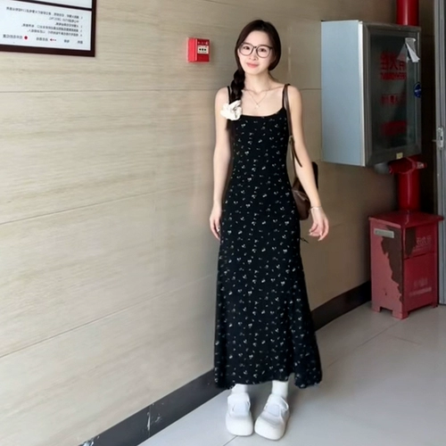 Черное летнее платье, длинная юбка, французский стиль, эффект подтяжки, с акцентом на бедрах