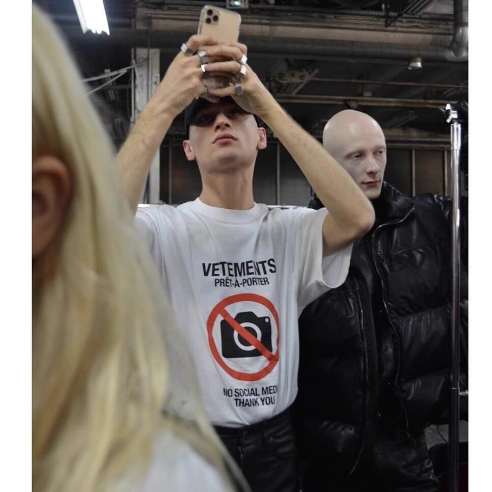 VETEMENTS Witt Meng 20SS запрещает использование фотоаппаратов для мужчин и женщин в одной и той же нише модных свободных футболок с короткими рукавами для хай-стрит Изображение 1