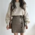 Mùa thu và mùa đông phù hợp với thời trang nữ sinh viên Hàn Quốc nhỏ nhỏ áo len gió trường đại học bf Harajuku cộng với váy ngắn hai mảnh 	váy hạ eo đuôi cá	 Váy eo cao
