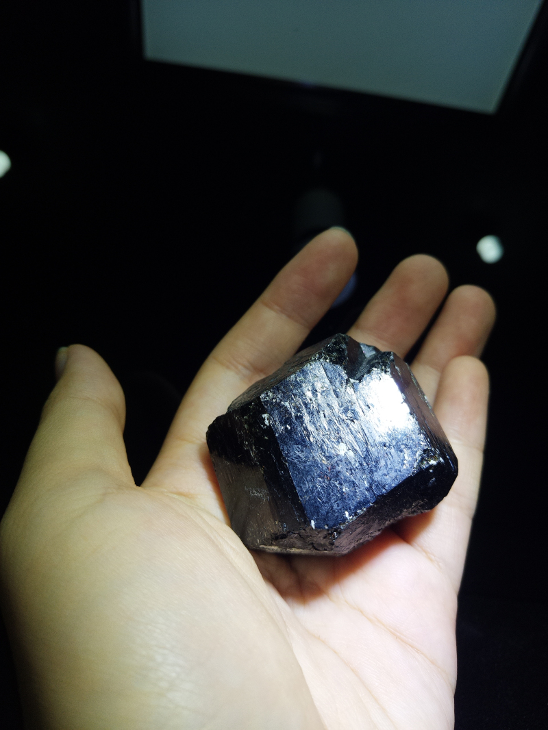Tourmaline màu đen tự nhiên tourmaline tourmaline đá mẫu ban đầu quặng đá trang trí đá tinh thể khoáng sản sỏi trang trí tiểu cảnh