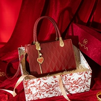 Красная бархатная подарочная коробка