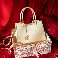 Белая бархатная подарочная коробка