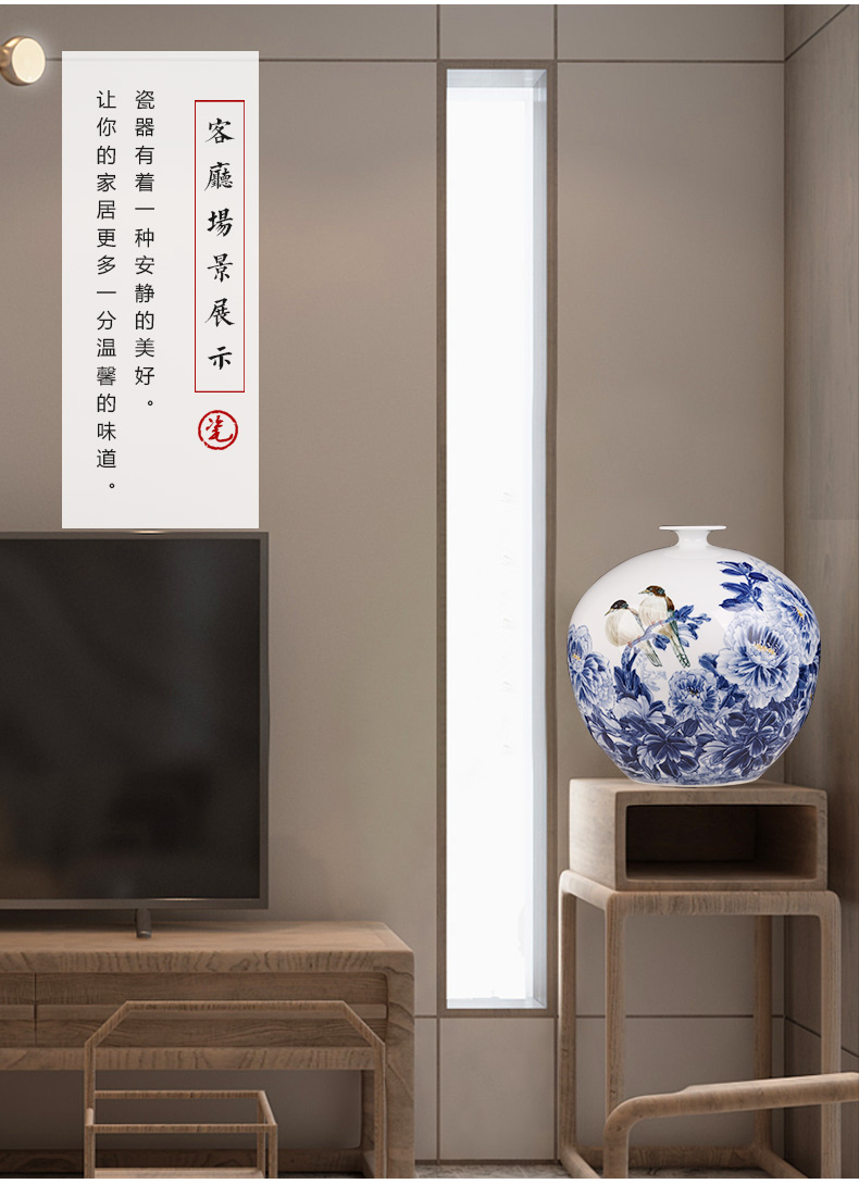 Jingdezhen ceramics famous hand - made furnishing articles sitting room blue and white porcelain vase flower arranging rich ancient frame of Chinese style household gifts