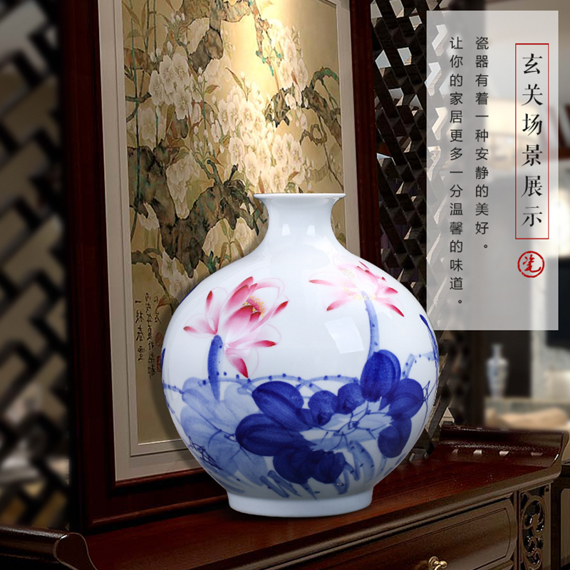 Jingdezhen ceramics hand draw freehand brushwork in traditional Chinese blue and white porcelain vases, flower arrangement of Chinese style living room home furnishing articles
