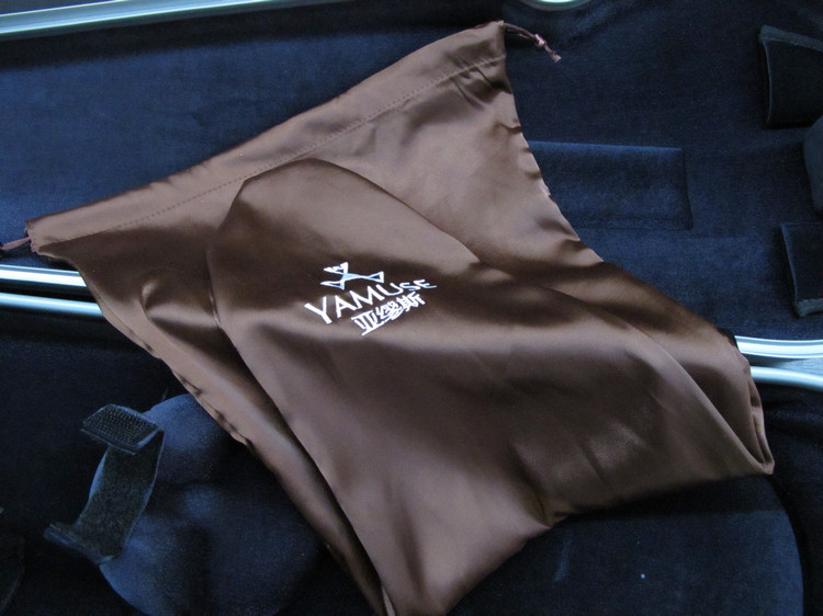 Violin cello coat can be placed in the case of the brocade dust cover inner bladder bag to store the violin quilt cover