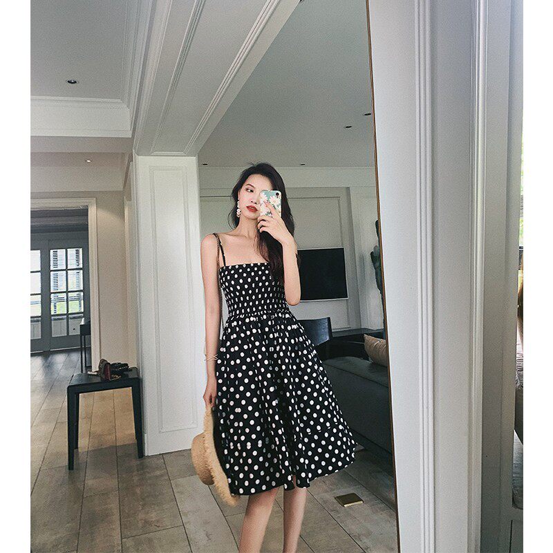 Ye Xiaoxian French niche black wave spot holiday hanging belt high waist and skinny pork dress 2021 summer