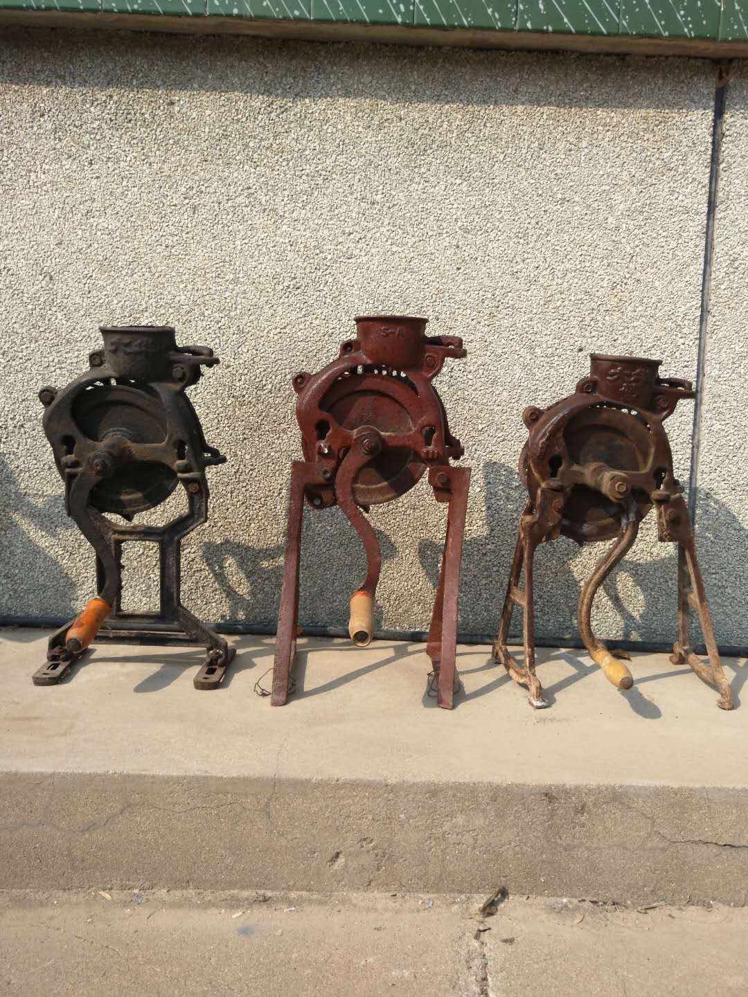 Nostalgic hand-cranked old-fashioned thresher hand-cranked corn thresher old objects folk customs display old farm tools Cultural Revolution ornaments