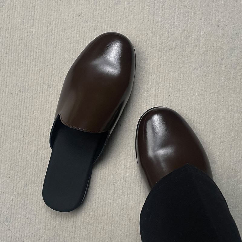 Lazy Slip-On Birkenstock-Style Mules for Men, Glossy Smoked Oil Finish, Suitable for Outdoor Wear, Commuting, and Casual Closed-Toe Slippers