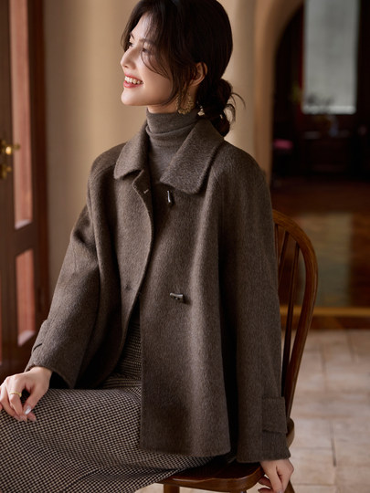 High-End Double-Sided Cashmere Coat for Women, Short Style, 2025 Autumn and Winter New Loose Fit, Slimming Cape Style, Petite Woolen Coat