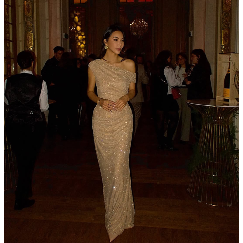 Younger Lady French-Style Light Luxury Sparkling Diamond Off-Shoulder Dress with a High-End Feel, Pleated Waist, Banquet Dress, Long Dress