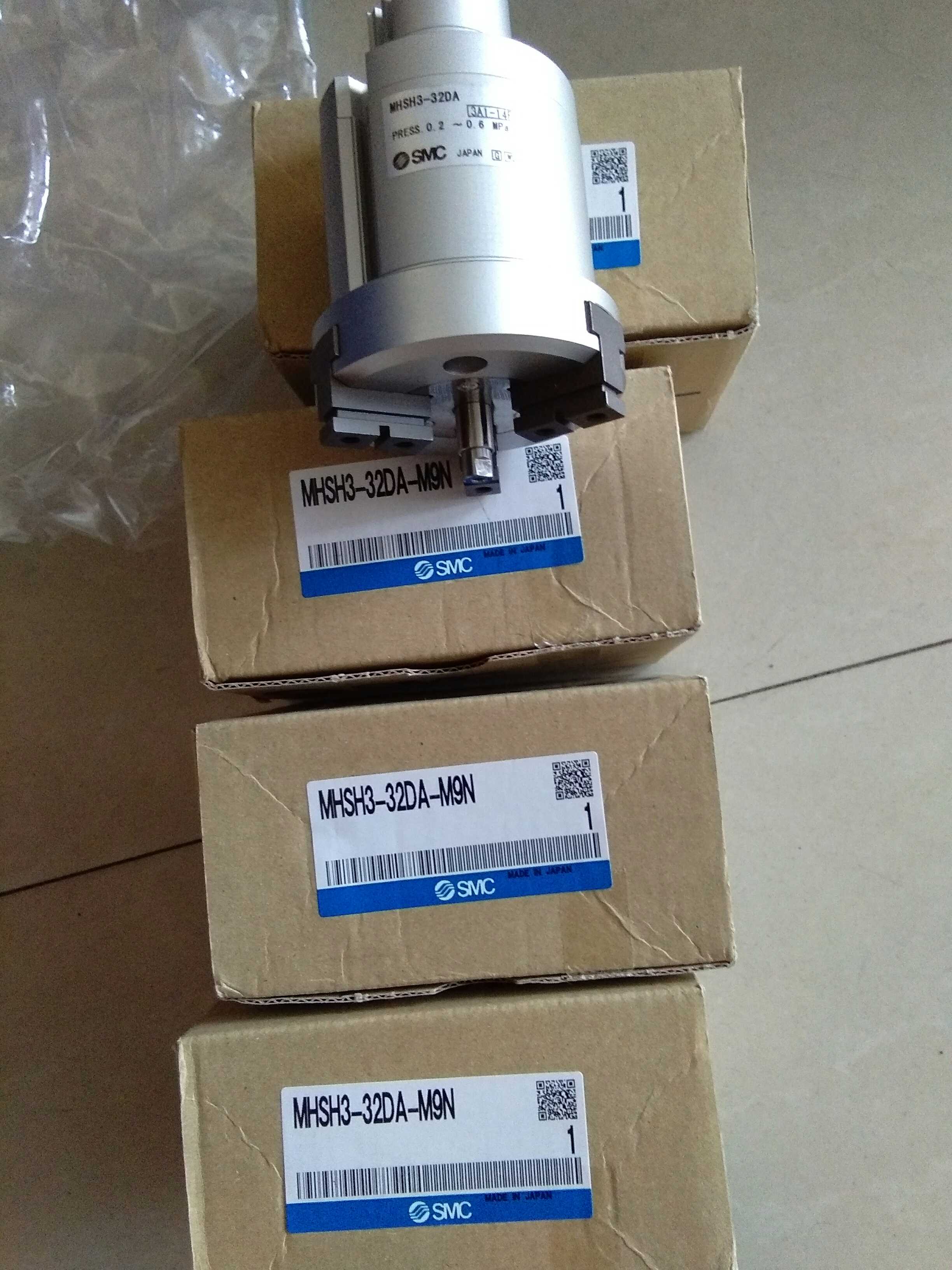 New original Japanese imported SMC three claw cylinder MHSH3-32DA-M9N spot for sale