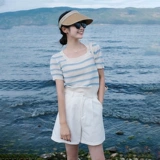 Синяя полосатая футболка с короткими рукавами и правым плечом для женщин летом 2025 года, новый стильный летний наряд, красивый и красивый маленький топ