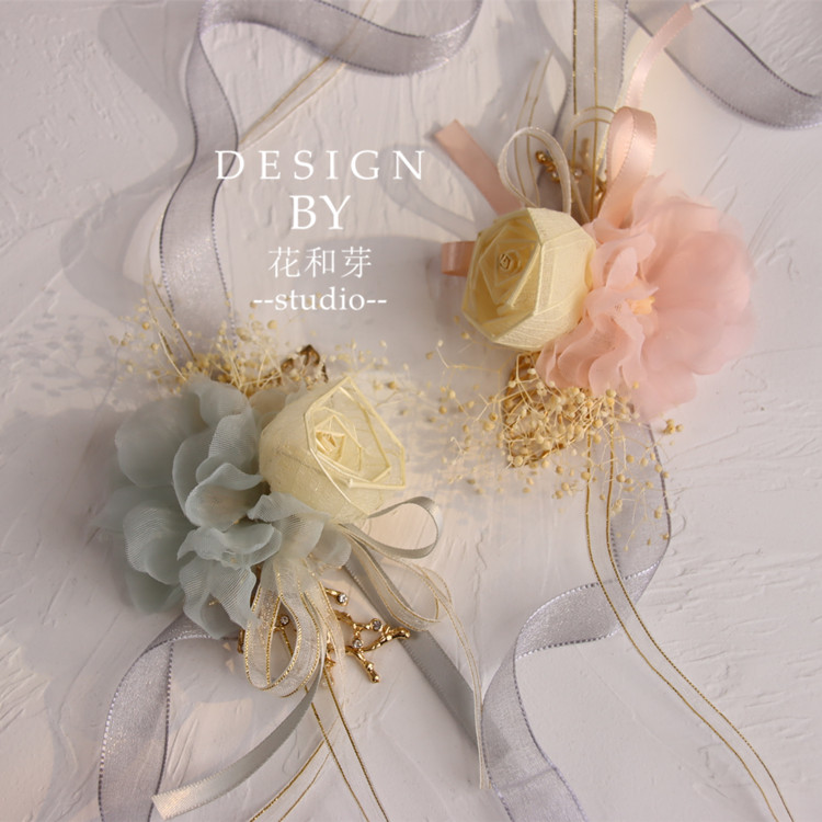 Original handmade beautiful and fresh yarn dried flowers full of stars green pink bridesmaids sisters group performing wrist flowers