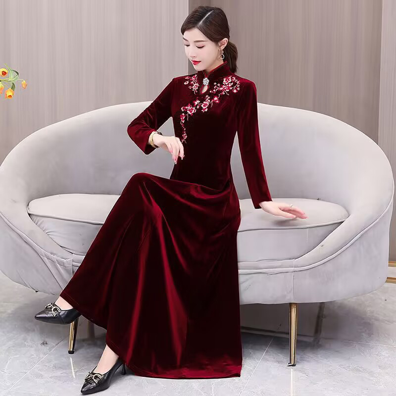 Elegant Long-Sleeved Velvet Embroidered Cheongsam Performance Dress for Wedding Celebrations and Mother-In-Law's Grand Dress Elegant Long-Sleeved Velvet Embroidered Cheongsam Performance Dress for Wedding Celebrations and Mother-In-Law's Grand Dress