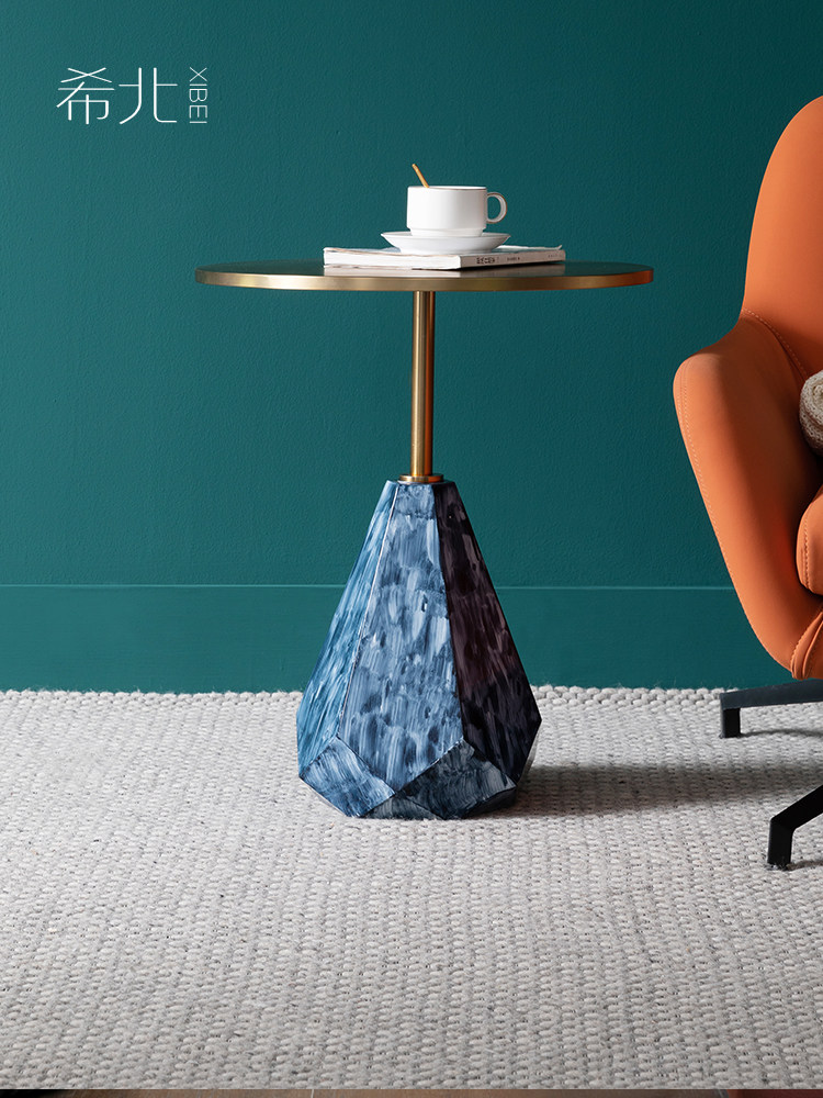 A few light luxury gold-plated telephones beside the sofa A few Nordic round small table corners A few bedside small coffee table to take pictures