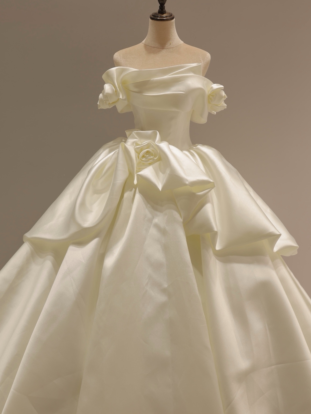 One-word shoulder wedding dress French satin 2023 new winter bridal trowel pleas to collect waist display slim texture main yarn-Taobao