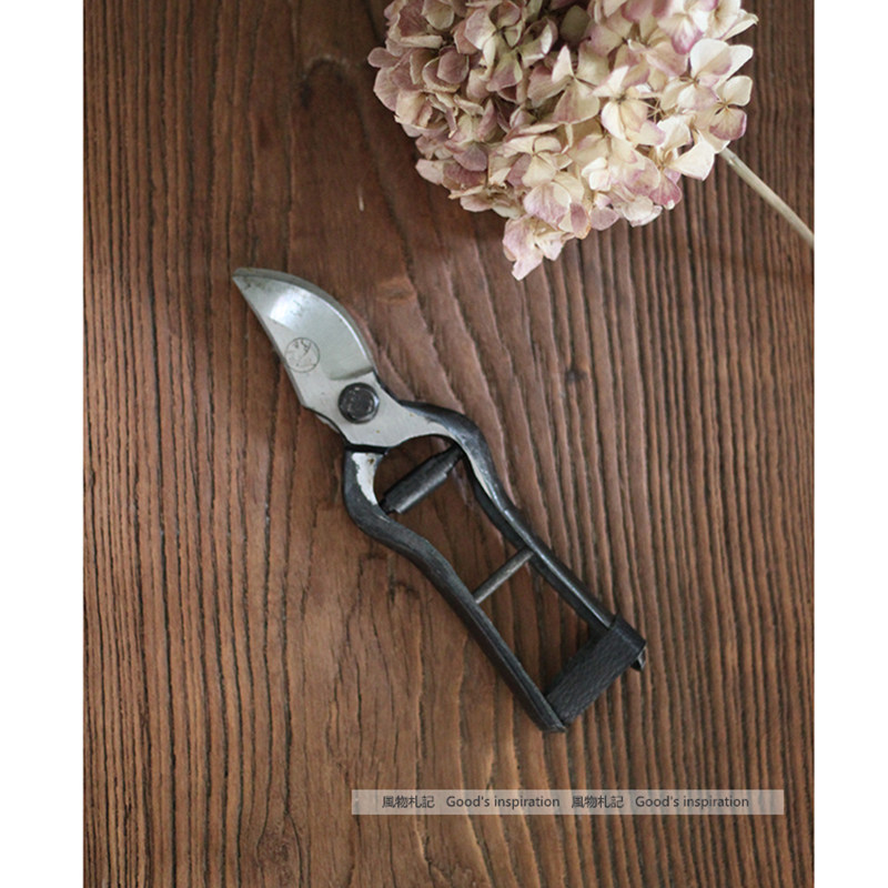 Old-fashioned simple forging one-piece garden pruning scissors Plant scissors Flower shop pruning scissors Industrial style