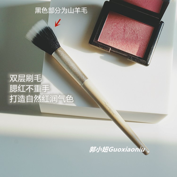 Bailitongxianqi Dotted brush blush brush is naturally transparent and not heavy hand double-layer wool mixed fiber hair highlight brush