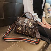 Fashion Retro Handbag Pet Backpack Badge Flip Flop Satchel Bag Mesh Red Slanted Satchel Superior Sense Texture Bag