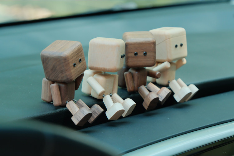 Shaking Leg Wooden Man Car Air Outlet Aromatherapy Car Fragrance Long-Lasting Light Fragrance Car Ornaments Shaking Leg Ornaments