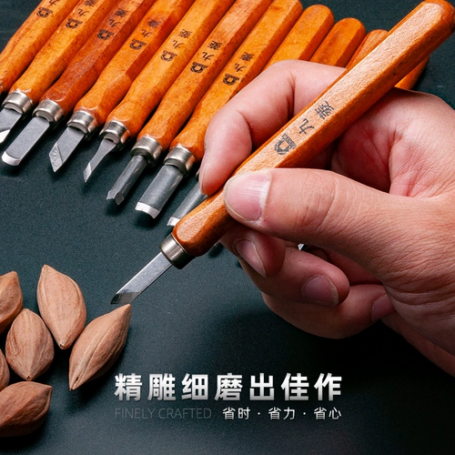 Корневая печать на дереве.