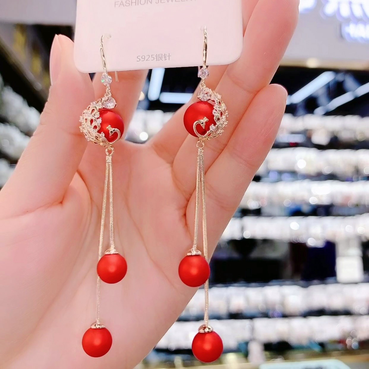 2020 new fashion niche design sense long peacock earrings female stream Su red pearl drop earrings bridal earrings