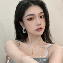 European and American temperament letter B earrings female summer money with small crowdsourced senior sense brief earrings for exaggerated sweet and cool metal earrings