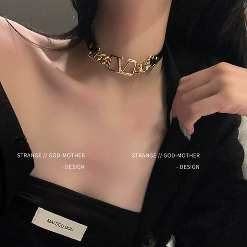 Брендовое небольшое ожерелье, дизайнерский чокер, 2024 года, европейский стиль, изысканный стиль, легкий роскошный стиль, тренд сезона