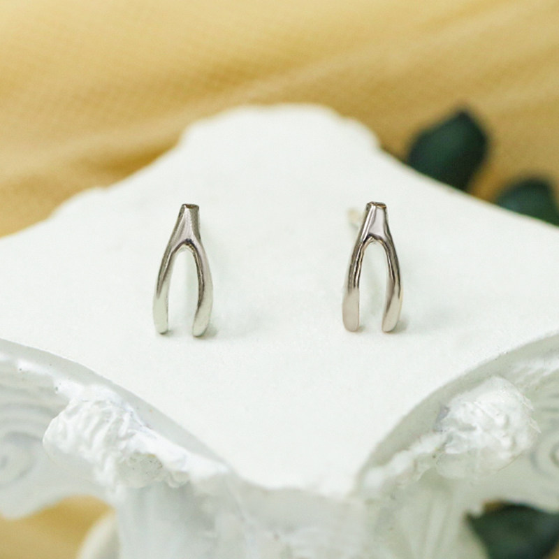 Japan-ROK s925 pure silver letters V-word ear pin cute temperament fork bone earring earring pendant silver ornament female style