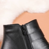 Зимние флисовые удерживающие тепло нескользящие туфли для матери, короткие сапоги, зимняя обувь для кожаной обуви, для среднего возраста