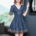 Phong cách dân tộc retro váy denim nữ 2021 mùa xuân và mùa hè khí chất mới Váy chữ V thêu tay nhỏ - A-Line Váy