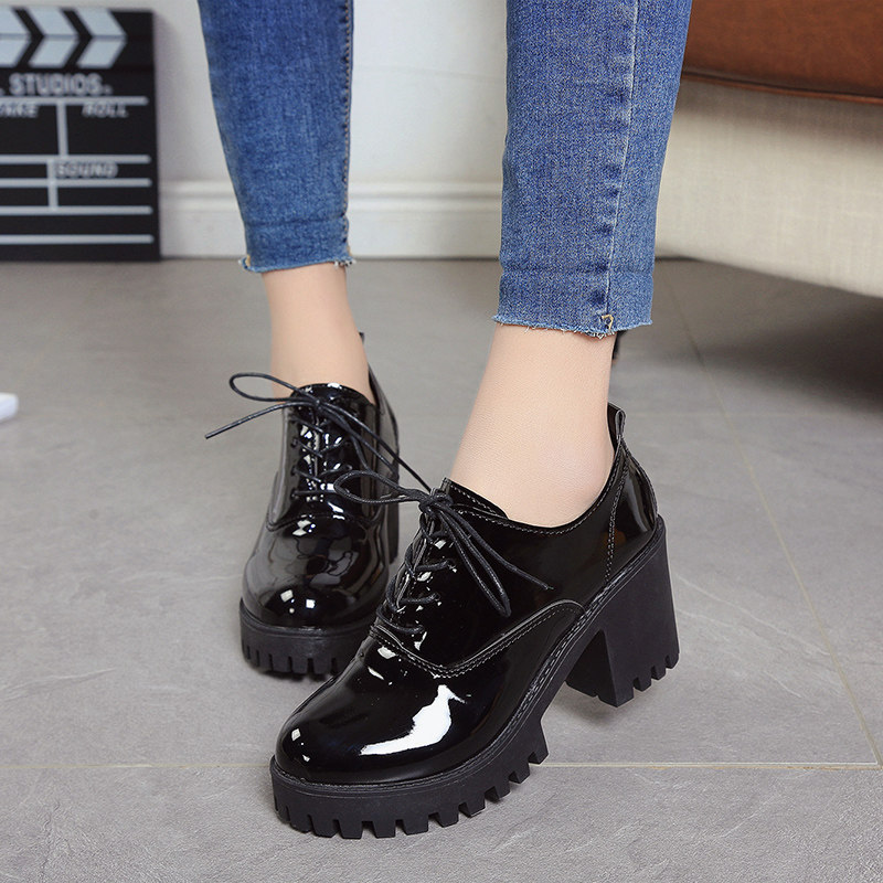 Ботинки на тракторной подошве женские. Ботинки на модной подошве женские. Туфли мэри джейн на массивной подошве. Ботинки с ремешками. Iceberg 2020 ботинки на шнуровке женские на уратеппе.