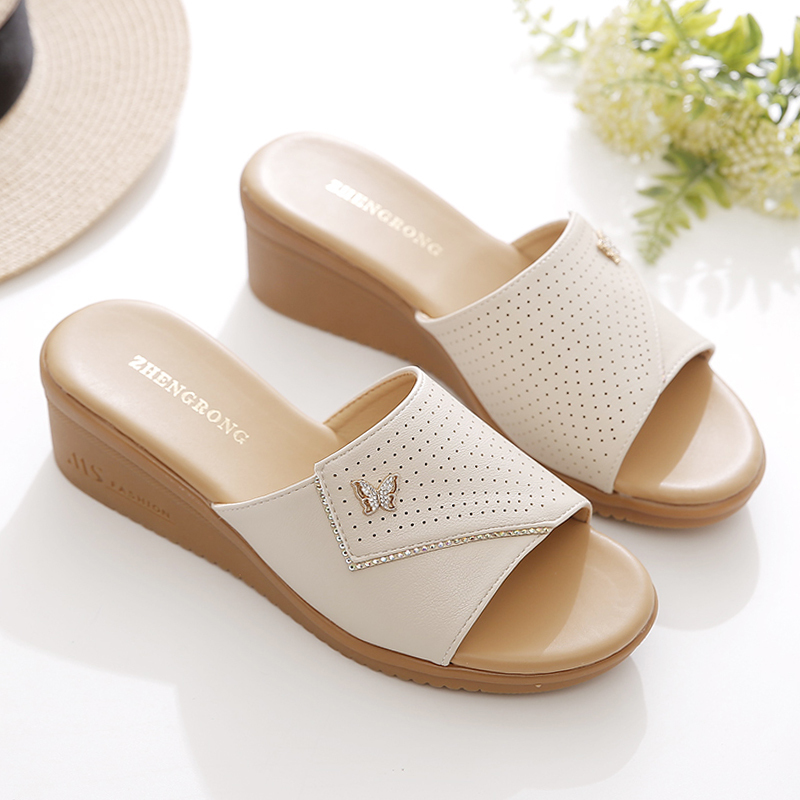 Women's Slippers 2026 New Model for Middle-Aged and Elderly Women, Mom's Slippers, Women's Outdoor Non-Slip Wedge Heel Strap Sandals