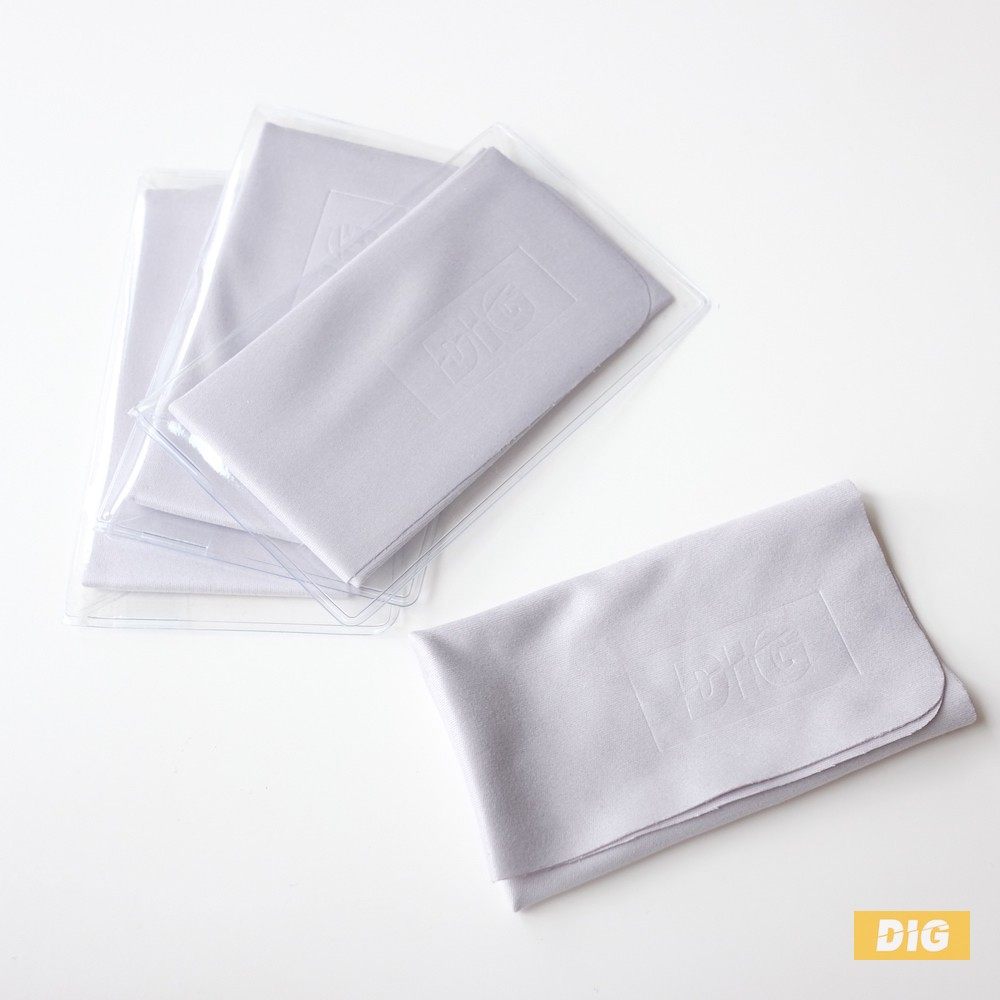 A piece of cloth ) wipe the screen of the microfiber cleaning cloth gray