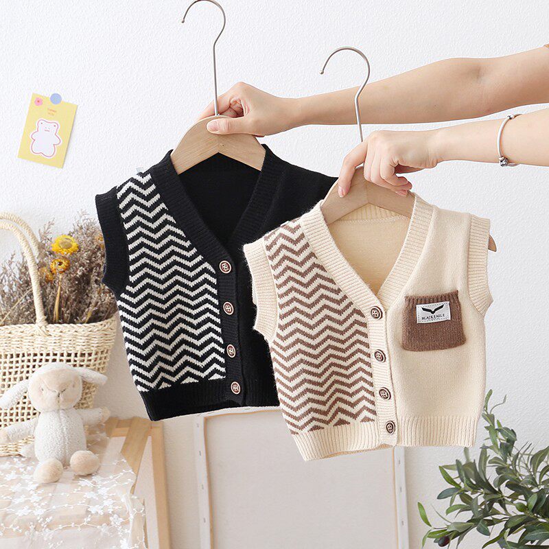 Han's version of the boy's Machia Spring and autumn outside wearing a male baby knit cardio-hoodie sweater with a small vest V collar baby boy