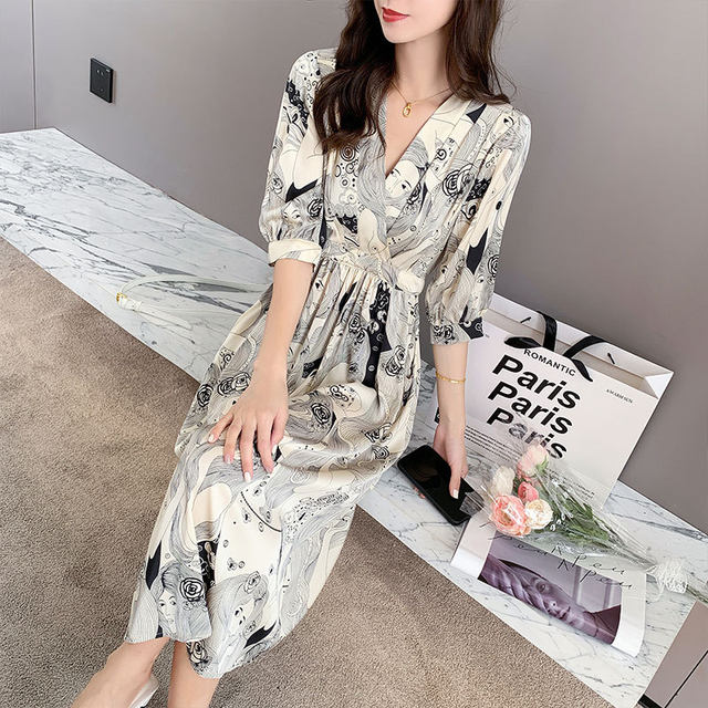 2022 new large size women's summer oil painting temperament skirt fat sister mm light luxury Tibetan meat age reduction chiffon dress