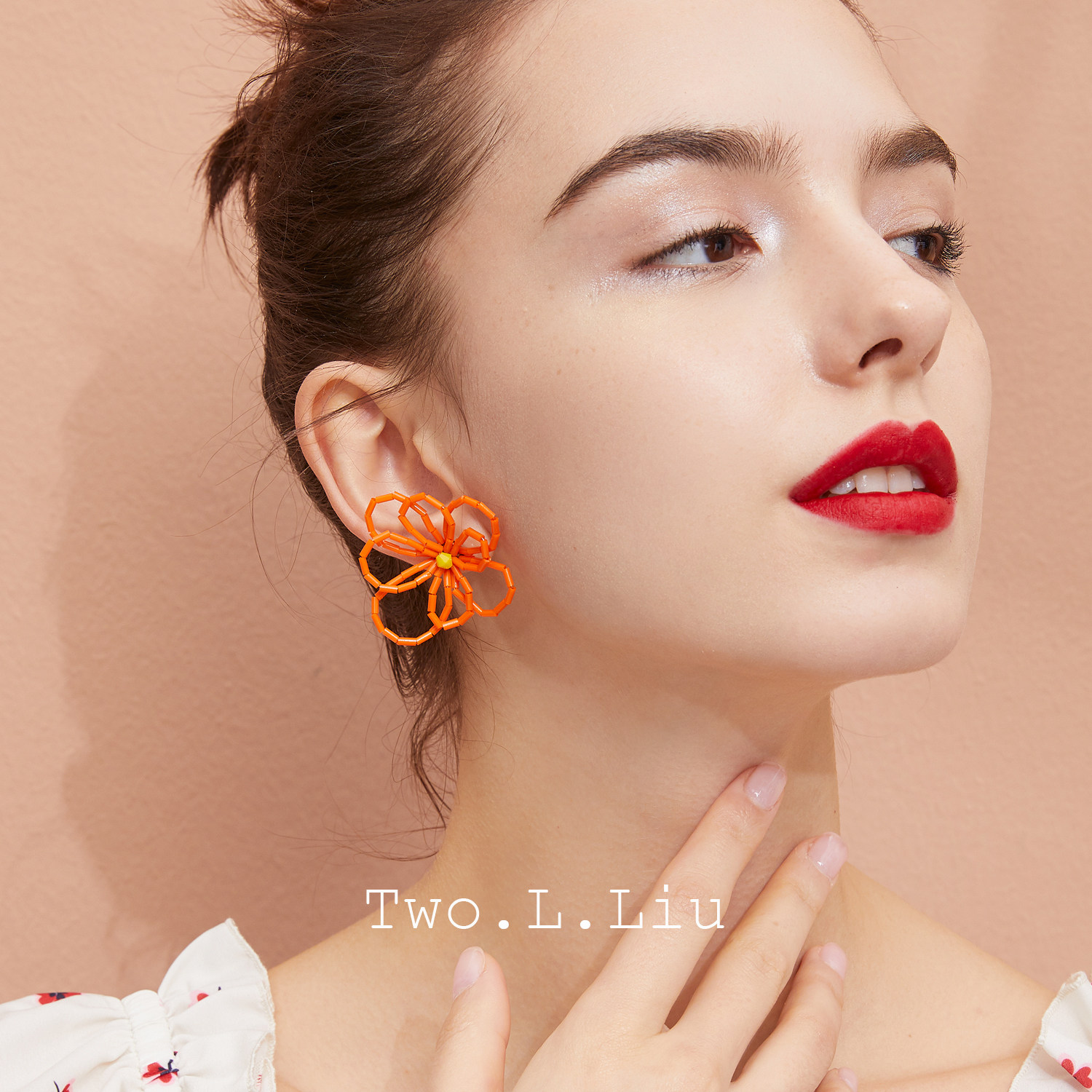 Two L Liu Daisy Flowers Earrings Woman 2021 New Retro Temperament Orange Fresh 100 Hitch Ear Clip