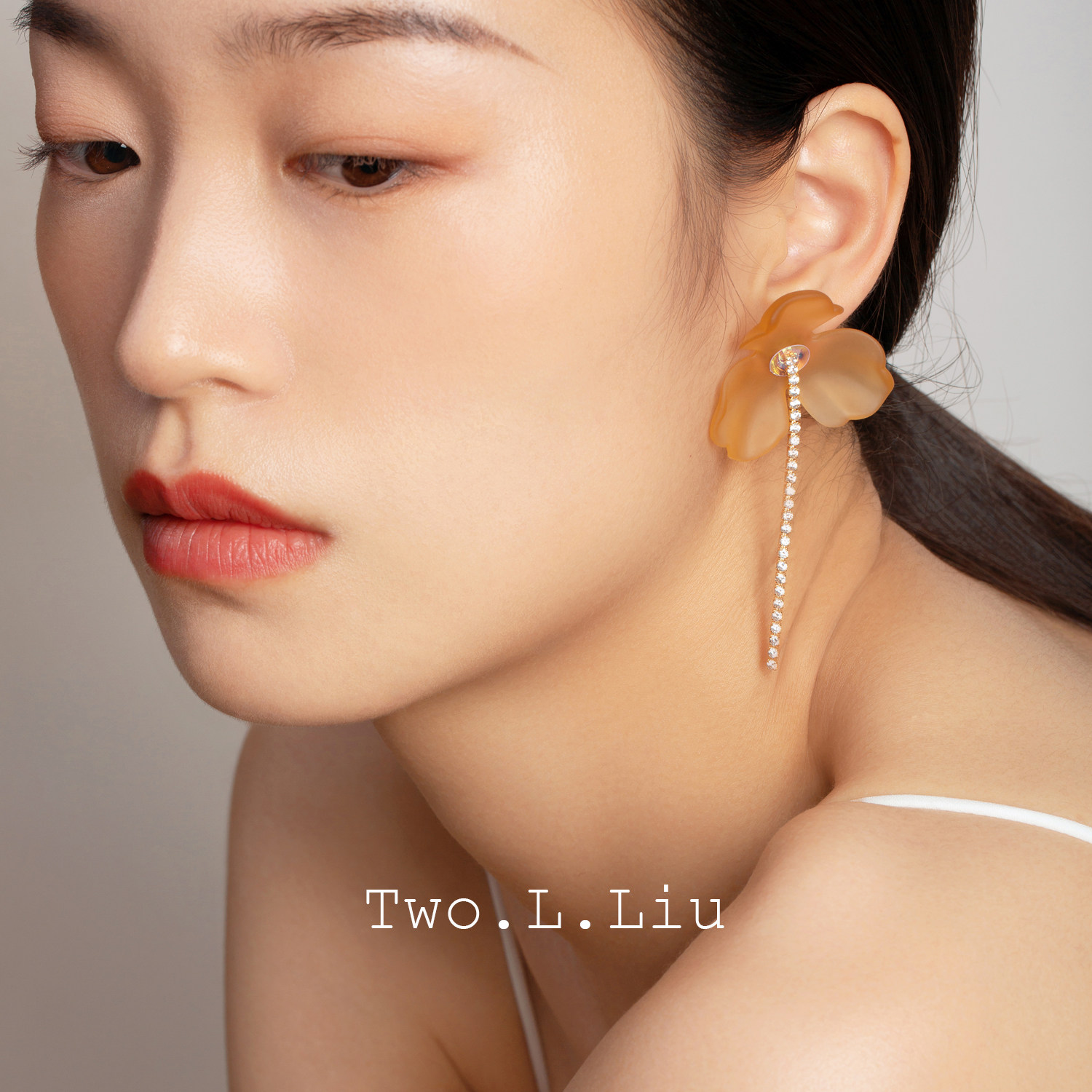 Two L Liu clover temperament earrings women's retro personality design fashion acrylic zircon earrings earrings